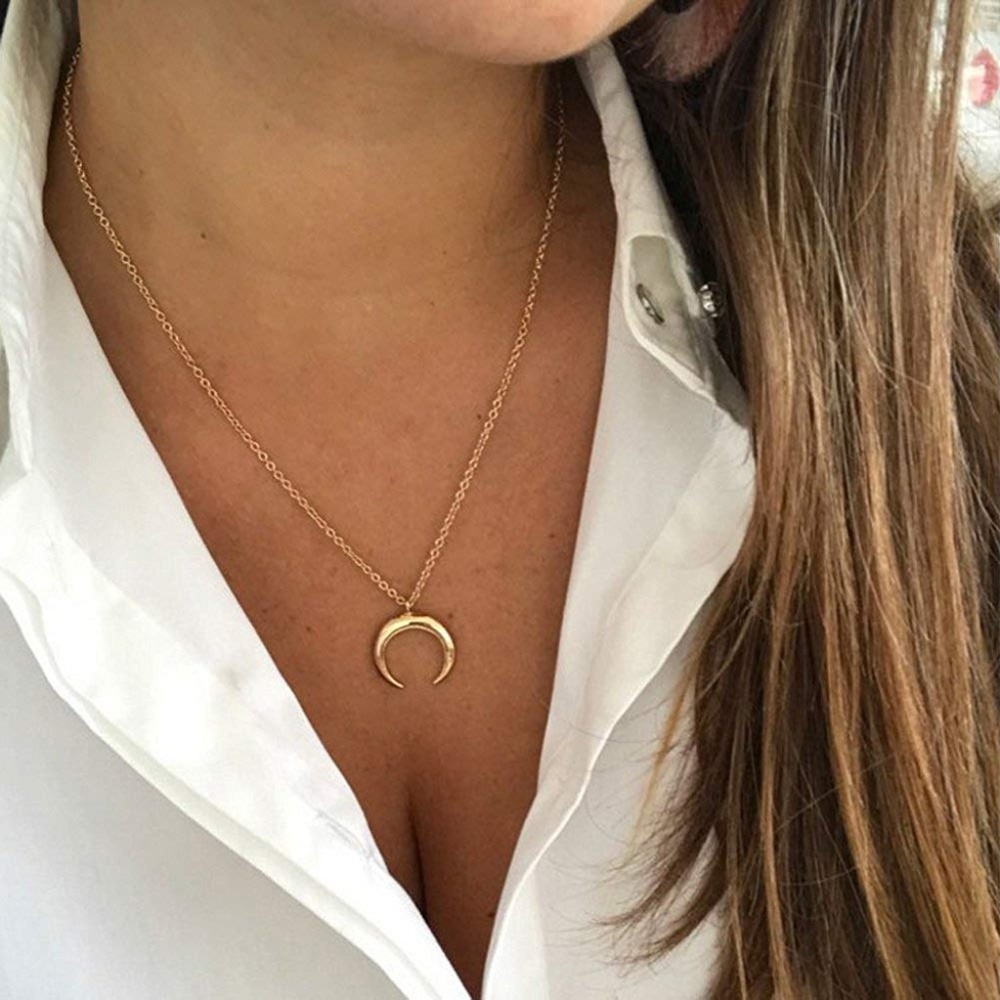 ❤️ 3/$30 Dainty Crescent Horn Necklace - Picture 1 of 7